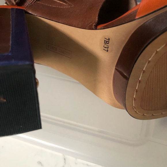 Vince Camuto Block heel sandal. 5” - Picture 5 of 8